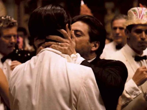 La famosa escena del petó de Michael Corleone al seu germà a "El Padrino"