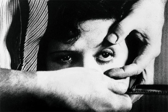 Escena de la sección del ojo, basada en el sueño de Buñuel