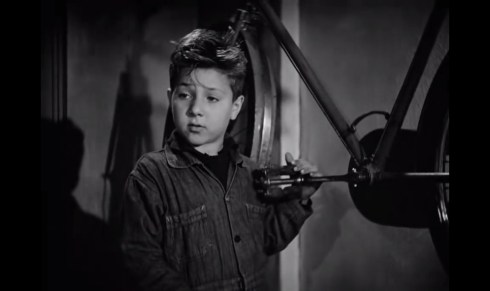 Enzo Staiola (Bruno) en "Ladrón de bicicletas" (1948), de Vittorio De Sica