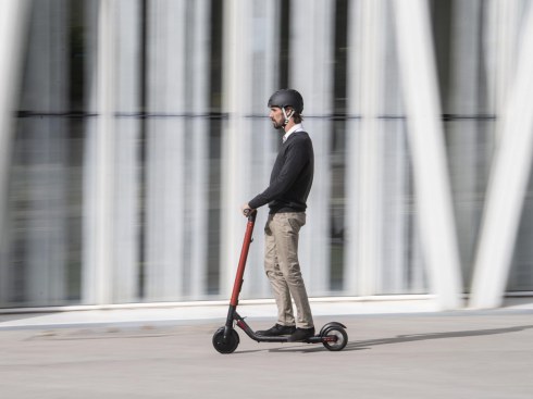 Así es el SEAT eXS KickScooter, el primer patinete eléctrico de SEAT desarrollado junto a Segway.